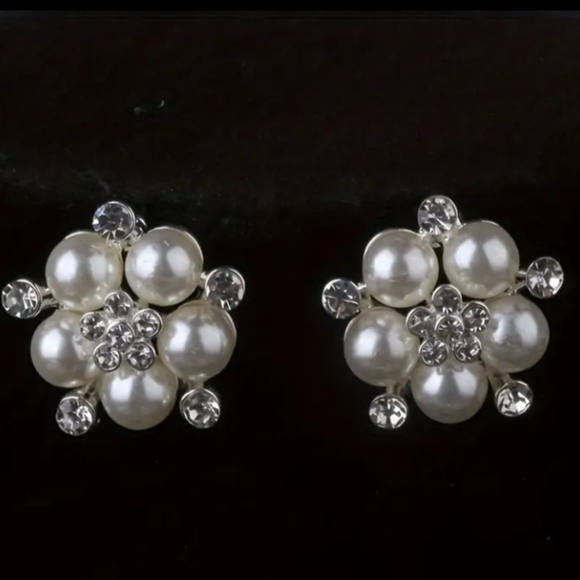 Elegant Pearl and Crystal Necklace Set - Picture 3 of 4